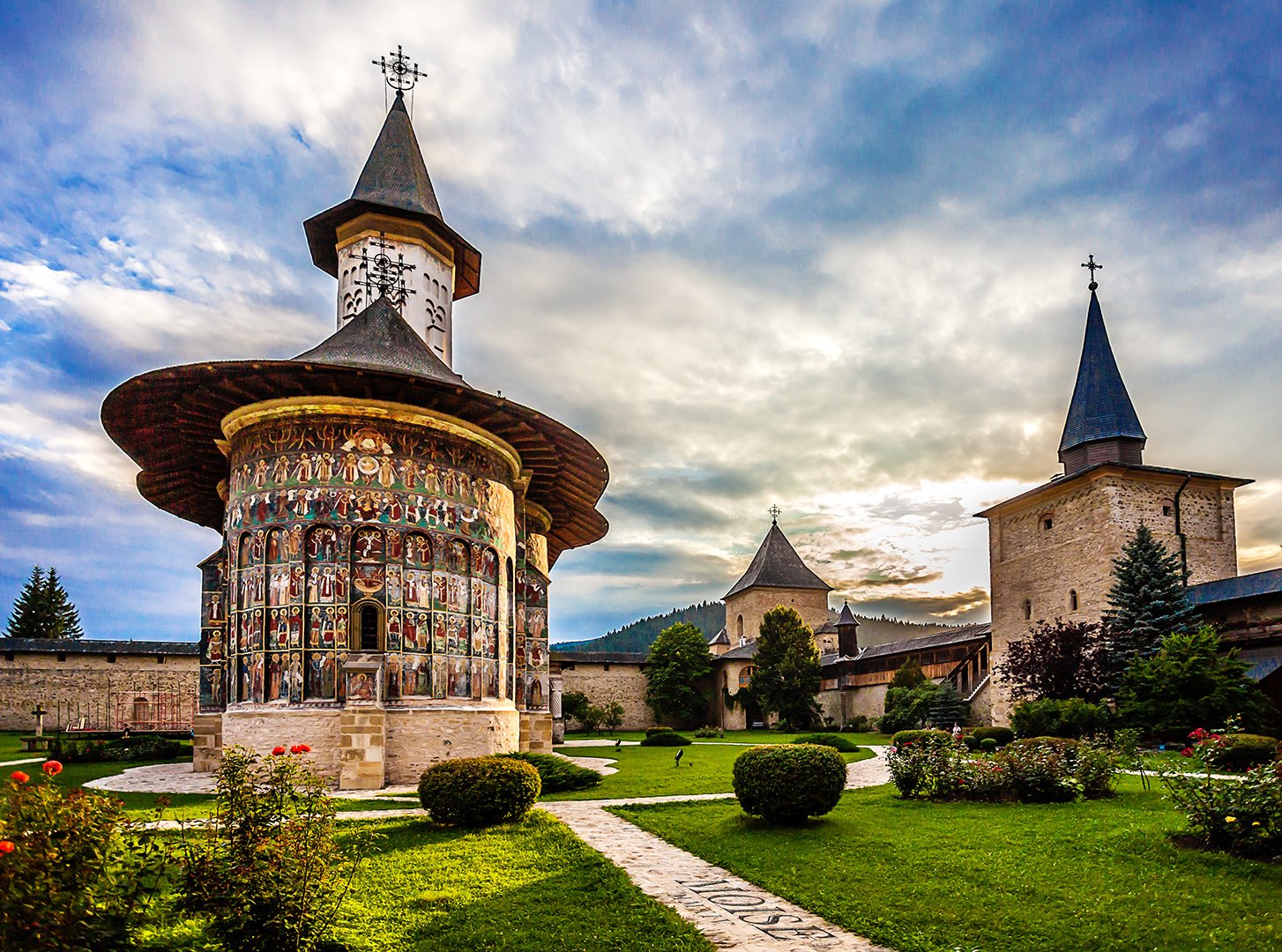 Descoperă Bucovina 2 Biserica si curtea manastirii Sucevita