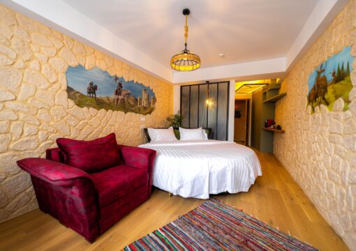 Revelion 2027 la Hotel Castel Suceava 2 Odaia arcașului, cameră Standard la Hotel Castel Suceava, cu pat matrimonial și decor bucovinean.