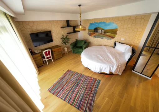 Revelion 2027 la Hotel Castel Suceava 3 Odaia casei bătrânești, cameră De Lux la Hotel Castel Suceava, cu pat matrimonial și decor tradițional.
