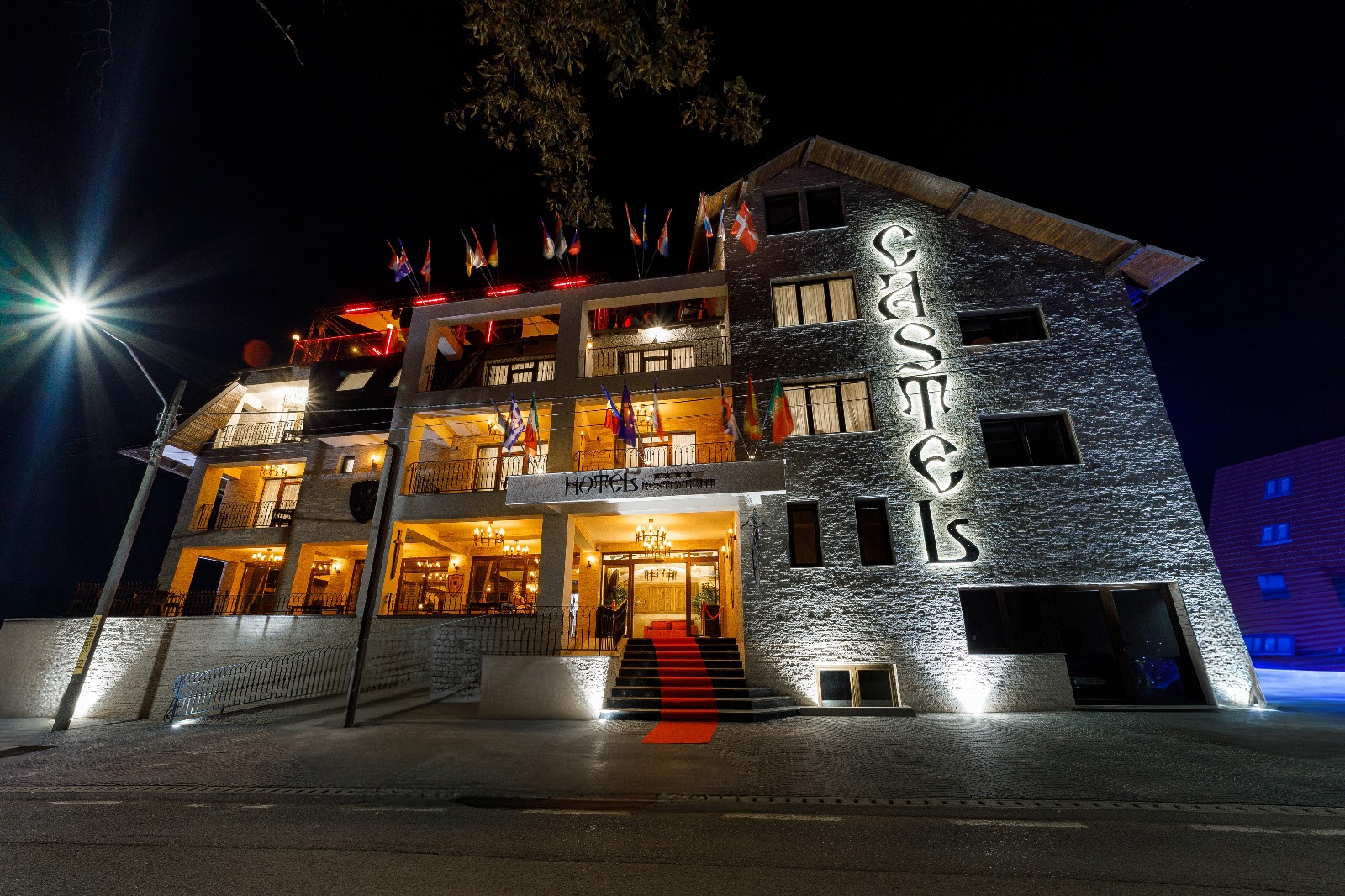 Revelion 2027 la Hotel Castel Suceava 1 Hotel Castel Suceava, cu fațada și intrarea iluminate seara.